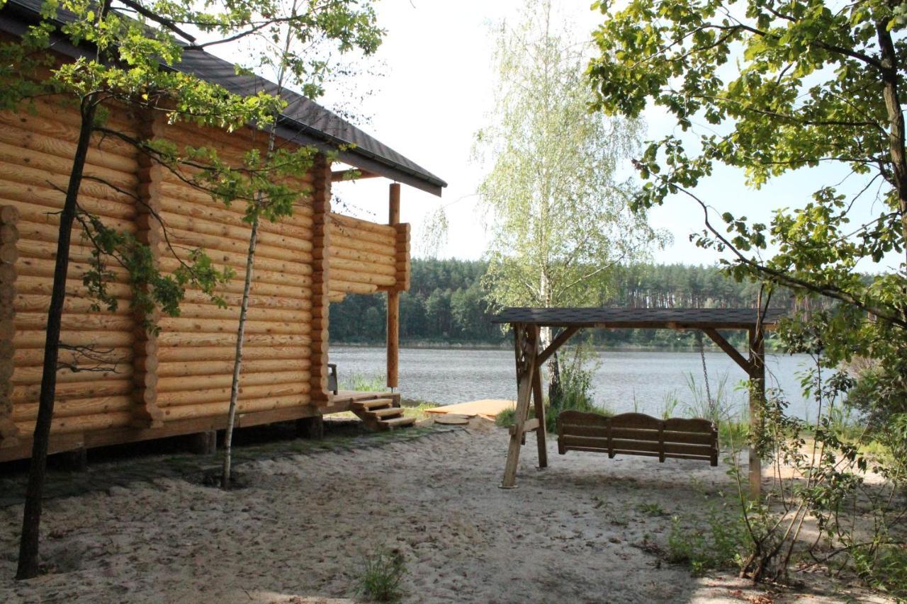 Charivne Ozero Готель